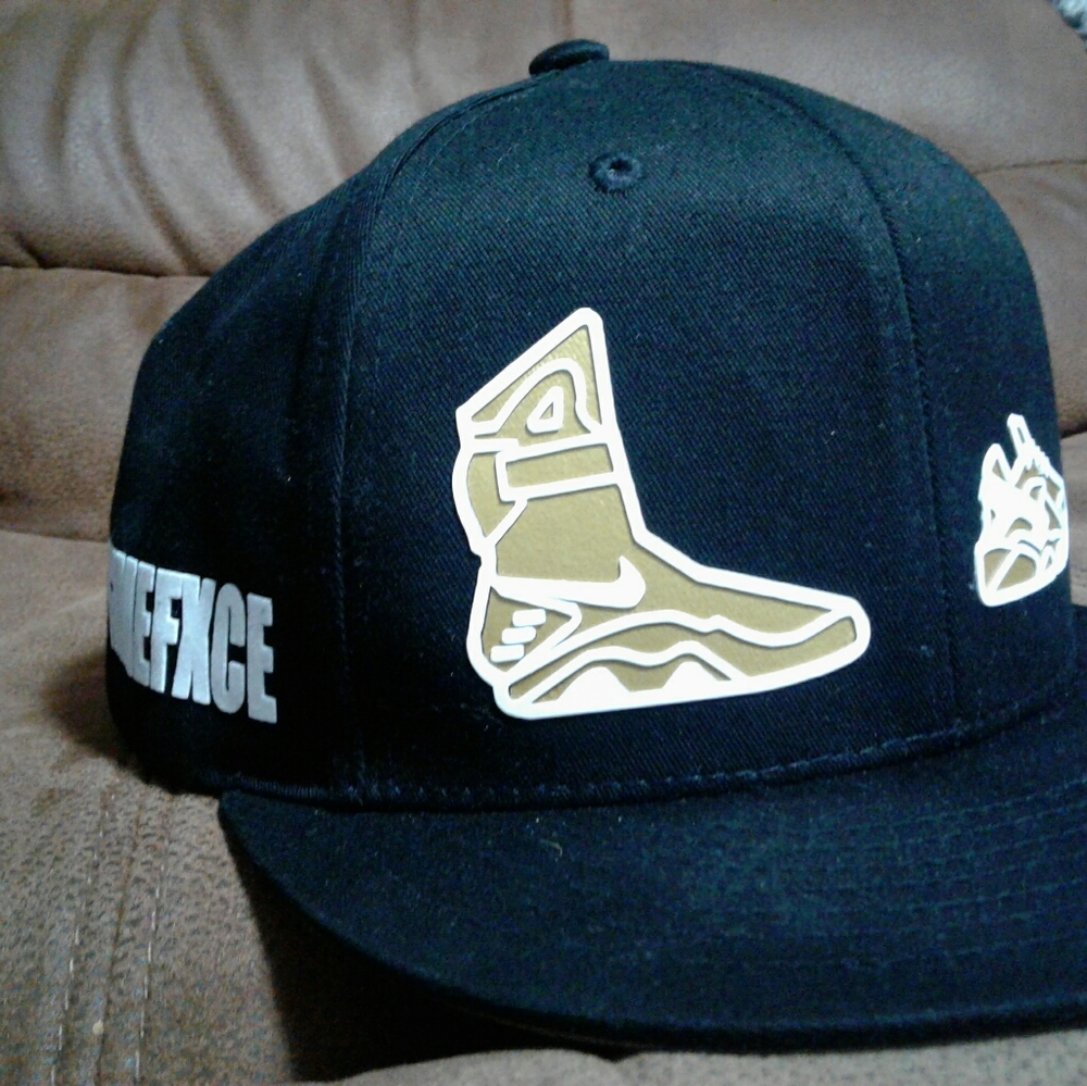 Snap back hat - Picture 2 of 2